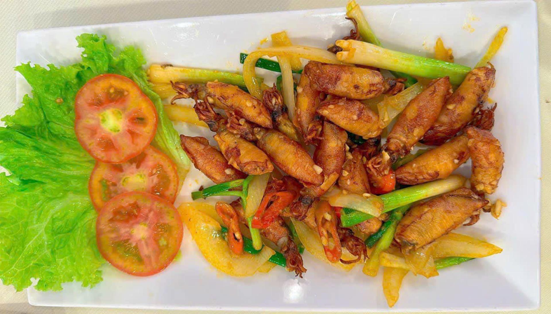 Thành phẩm là món mực chiên nước mắm thơm ngon 